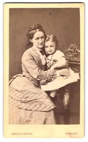 Fotografie Norden & Heinze, Hannover, Georgstrasse 9, Portrait bürgerliche Dame mit kleinem Mädchen im Arm