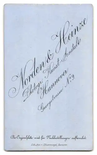 Fotografie Norden & Heinze, Hannover, Georgstrasse 9, Portrait bürgerliche Dame mit kleinem Mädchen im Arm