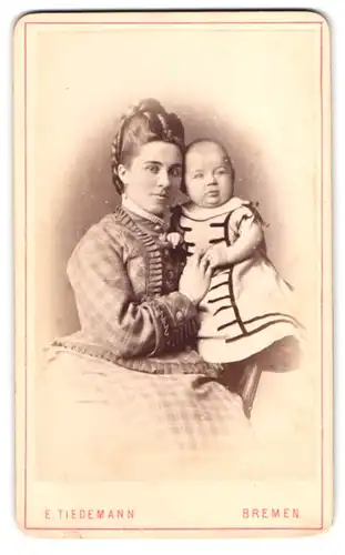 Fotografie Emil Tiedemann, Bremen, Richtweg 12, Portrait bürgerliche Dame mit Kleinkind auf dem Arm