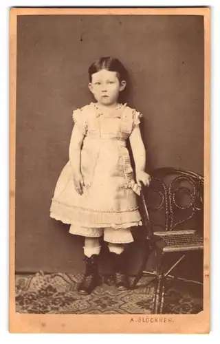 Fotografie A. Glöckner, M.-Schönberg, Schillerstrasse 288, Portrait kleines Mädchen im Kleid