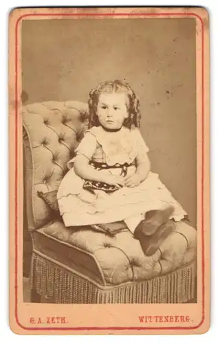 Fotografie G. A. Zeth, Wittenberg, Jüdenstrasse 351, Portrait kleines Mädchen im Kleid