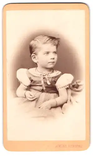 Fotografie J. Kunzfeld, Brünn, Franzensglacis 9, Portrait kleines Mädchen in hübscher Kleidung