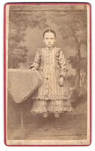 Fotografie unbekannter Fotograf und Ort, Portrait kleines Mädchen im gestreiften Kleid