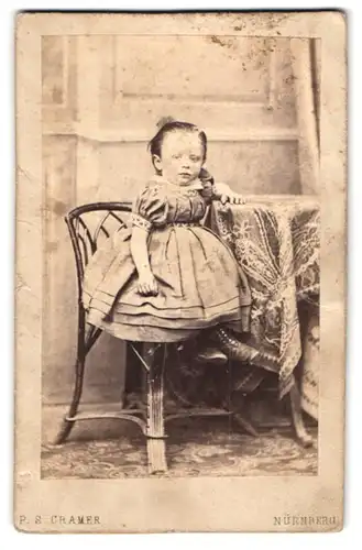 Fotografie P. S. Cramer, Nürnberg, Portrait kleines Mädchen im Kleid