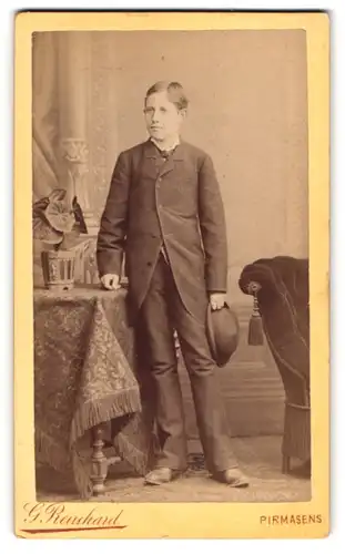 Fotografie G. Reinhard, Pirmasens, Portrait junger Mann im Anzug mit Hut