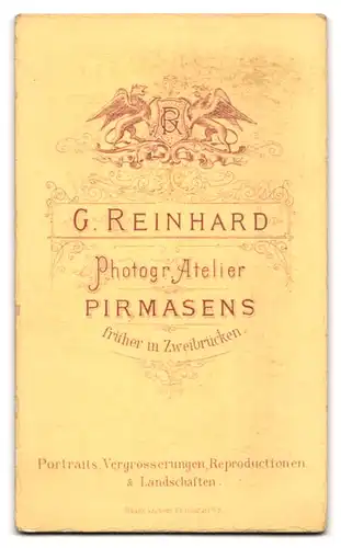 Fotografie G. Reinhard, Pirmasens, Portrait junger Mann im Anzug mit Hut