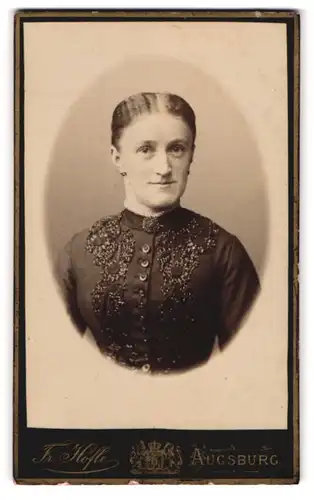 Fotografie Fr. Höfle, Augsburg, Zeuggasse B. 226, Portrait junge Dame im bestickten Kleid mit Kragenbrosche