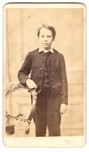 Fotografie J. F. Maurer, Landau /Pfalz, Trappengasse, Portrait junger Mann in modischer Kleidung