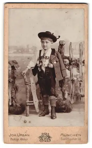 Fotografie Joh. Urban, München, Tumblingerstrasse 34, Portrait kleiner Junge in Tracht