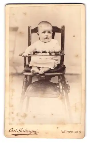 Fotografie Carl Galvagni, Würzburg, Zwinger 40, Portrait süsses Kleinkind im Hemd im Hochstuhl