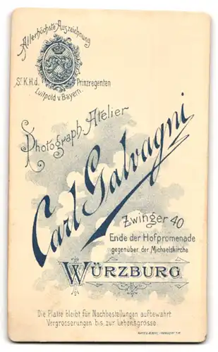 Fotografie Carl Galvagni, Würzburg, Zwinger 40, Portrait süsses Kleinkind im Hemd im Hochstuhl