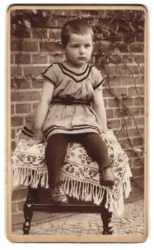 Fotografie unbekannter Fotograf und Ort, Portrait kleines Mädchen im karierten Kleid