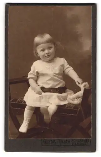 Fotografie Gustav Rasch, Schleswig, Stadtweg 32, Portrait kleines Mädchen im weissen Kleid