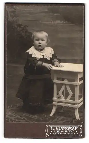 Fotografie L. Margraf, Lehrte, Dammstrasse, Portrait süsses Kleinkind im Kleid mit Spitzenkragen