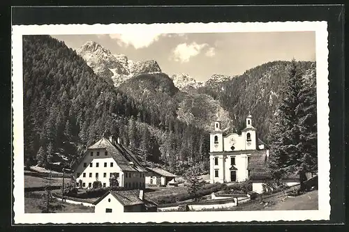 AK Kirchental b. St. Martin, Kirche und Haus am Fusse eines Berges