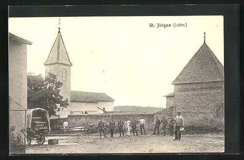 AK St. Jürgen, Soldaten auf einem Hof bei der Kirche