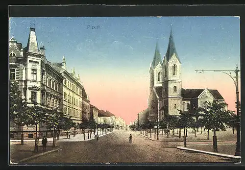 AK Plzen, Strassenpartie mit Kirche