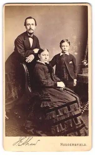 Fotografie Shaw, Huddersfield, Manchester Rd. 26, Portrait Mutter und Vater mit ihrem Sohn in Biedermeierkleidung