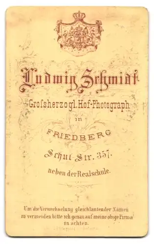 Fotografie Ludwig Schmidt, Friedberg, Schul-Str. 357, Portrait Herr im Gehrock mit Kinnbart vor einer Studiokulisse