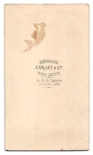 Fotografie Carjat & Cie., Paris, Rue Laffitte 56, Portrait rundlicher Herr im Anzug mit Fliege und Zylinder