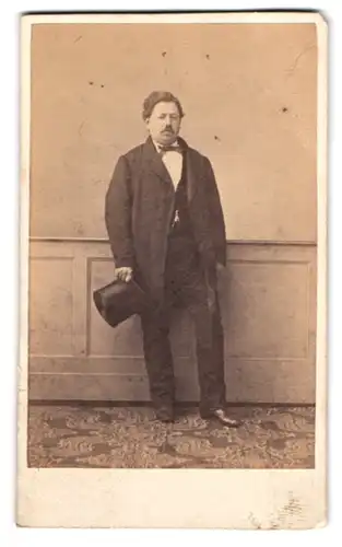 Fotografie unbekannter Fotograf und Ort, Portrait Herr im Anzug mit Mantel und Zylinder, Moustache