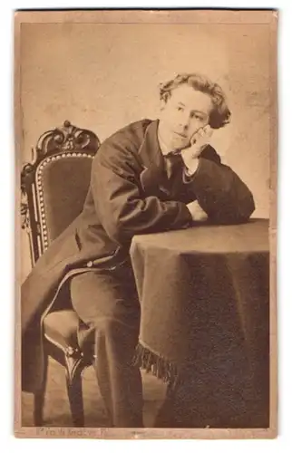 Fotografie H. van de Kerckhove, Gand, Rue Basse-de-Champs 21, Portrait junger Mann im Anzug auf lehnt auf einen Tisch
