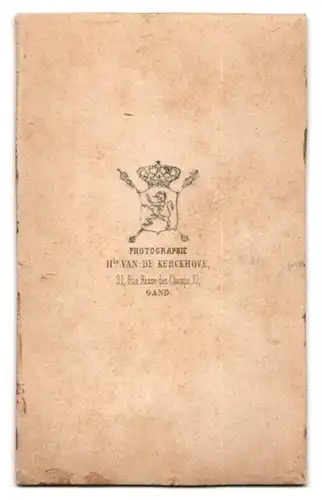 Fotografie H. van de Kerckhove, Gand, Rue Basse-de-Champs 21, Portrait junger Mann im Anzug auf lehnt auf einen Tisch