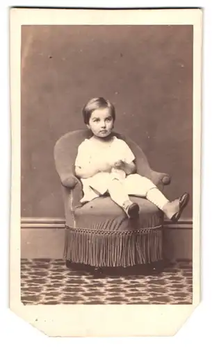 Fotografie Durand, Lyon, Quai d`Orleans 11, Portrait kleines Mädchen im weissen Kleidchen auf Kindersessel