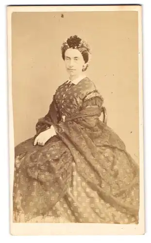 Fotografie unbekannter Fotograf und Ort, Portrait Dame im gemusterten Kleid mit Haube und Tüllüberwurf
