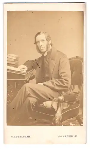 Fotografie W. E. Debenham, London, Regent St. 158, Portrait Herr im Anzug mit Backenbart, 1863