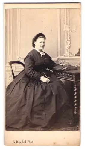 Fotografie G. Dardel, Mulhouse, Grande Rue 20, Portrait Dame im dunklen reifrock Kleid sitzend am Tisch