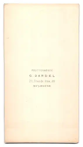 Fotografie G. Dardel, Mulhouse, Grande Rue 20, Portrait Dame im dunklen reifrock Kleid sitzend am Tisch