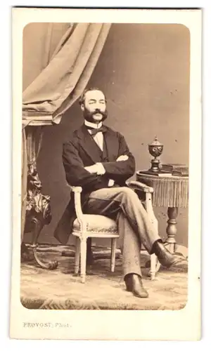 Fotografie Provost, Toulouse, Rue Louis Napoleon 23, Portrait Herr mit Volbart trägt Anzug sitzend im Atelier