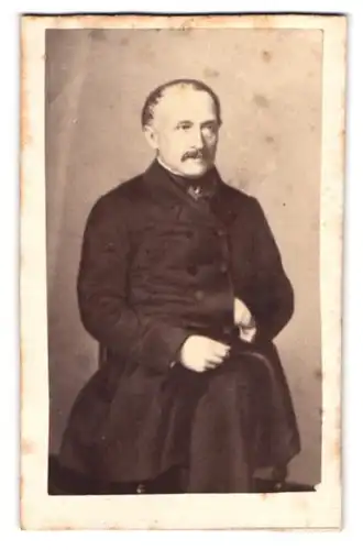 Fotografie L. J. Lekeu, Verviers, Portrait Herr im Anzugsmantel mit Napoleon Geste