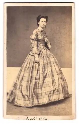 Fotografie unbekannter Fotograf und Ort, Portrait junge Frau im karierten reifrock Kleid posieren im Atelier, 1864