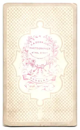 Fotografie G. A. Dean Jun., Douglas, britisches Paar in Biedermeierkleid vor einer Studiokulisse der Isle of Man
