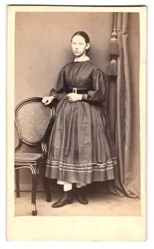 Fotografie unbekannter Fotograf und Ort, Portrait junge Frau Laura im Biedermeierkleid mit Spitzenkragen