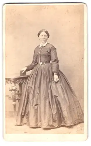 Fotografie J. E. Schubert, Nürnberg, Praterstr. 63a, Portrait Dame im seidenen Biedermeierkleid stehend im Atelier
