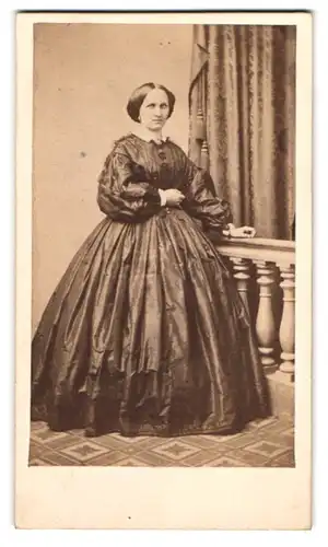 Fotografie unbekannter Fotograf und Ort, Portrait Dame im weiten reifrock Kleid posieren im Atelier