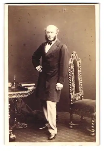 Fotografie unbekannter Fotograf und Ort, Portrait Herr im Anzug mit Backenbart und Halbglatze, posiert im Atelier