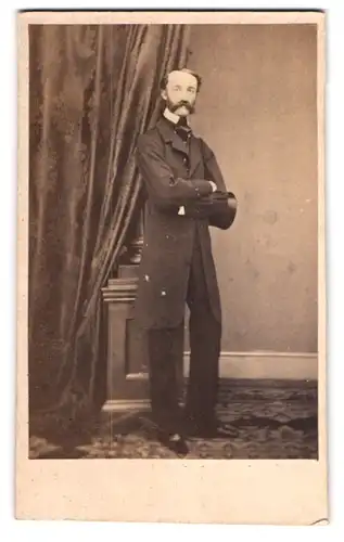 Fotografie unbekannter Fotograf und Ort, Portrait junger hagerer Mann im Anzug mit Moustache