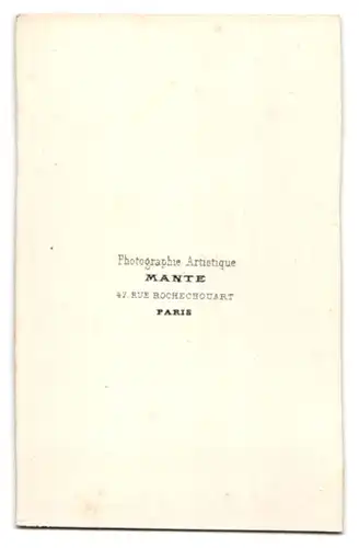 Fotografie Mante, Paris, Rue Rochechouart 47, Portrait Herr im Anzug mit Samtkragen und Fliege