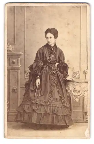 Fotografie H. Gläser, Wiesbaden, Taunustr. 19, Portrait Dame im pompösen Biedermeierkleid mit Perlenkette