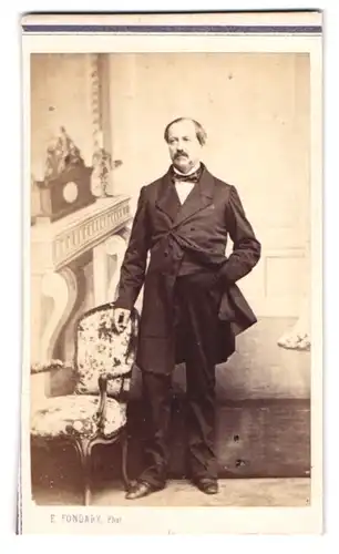 Fotografie E. Fondary, Paris, Boulevart de Magenta 85, Portrait Herr im dunklen Anzug mit Moustache