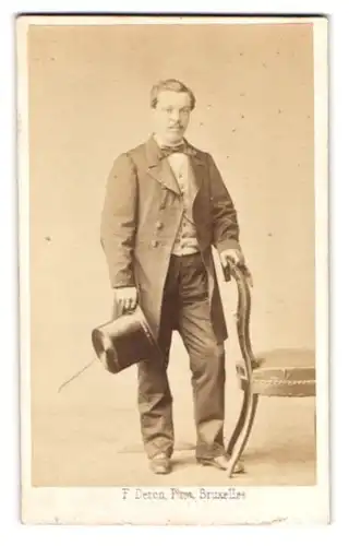 Fotografie F. Deron, Bruxelles, Rue de la Madelaine 13, Portrait Mann im Anzug mit Zylinder und Fliege