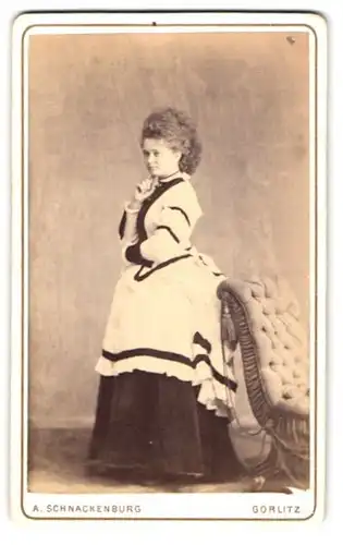 Fotografie A. Schnackenburg, Görlitz, Schützweg 1, Portrait junge Frau im hellen Kleid mit Locken