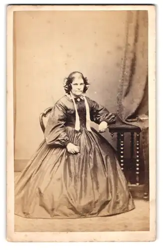 Fotografie Parisian School of Photog., London, 131 Fleet St., Portrait Dame im reifrock Kleid mit Haarschmuck