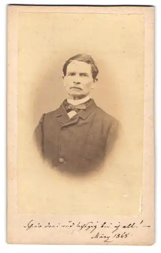 Fotografie E. Hering, Wiesbaden, Wilhelmsallee, Portrait Herr im Anzug mit Fliege, 1865