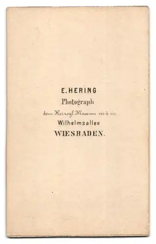 Fotografie E. Hering, Wiesbaden, Wilhelmsallee, Portrait Herr im Anzug mit Fliege, 1865