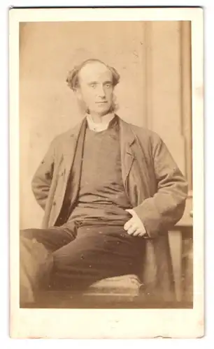 Fotografie E. Baily, Cirencester, Portrait Reo John Constable im Anzug mit Koteletten, 1868